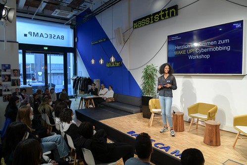 Foto 21 von 121: BASECAMP Themenwoche: „WAKE UP!“ Cybermobbing Workshop (29.10.2021)