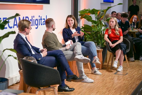 Foto 9 von 51: BASECAMP FishBowl: Jugenddialog 2.0 über den Einfluss von TikTok, Instagram & Co. auf unsere Demokratie (10.09.2024)