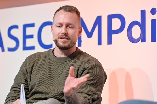 Foto 36 von 51: BASECAMP FishBowl: Jugenddialog 2.0 über den Einfluss von TikTok, Instagram & Co. auf unsere Demokratie (10.09.2024)