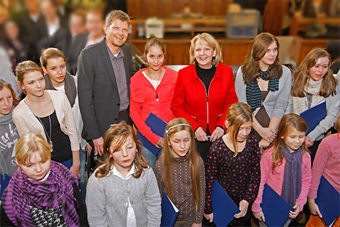 Hannelore Kraft und Thorsten Dirks (v.r.) inmitten eines Kinder-Chors