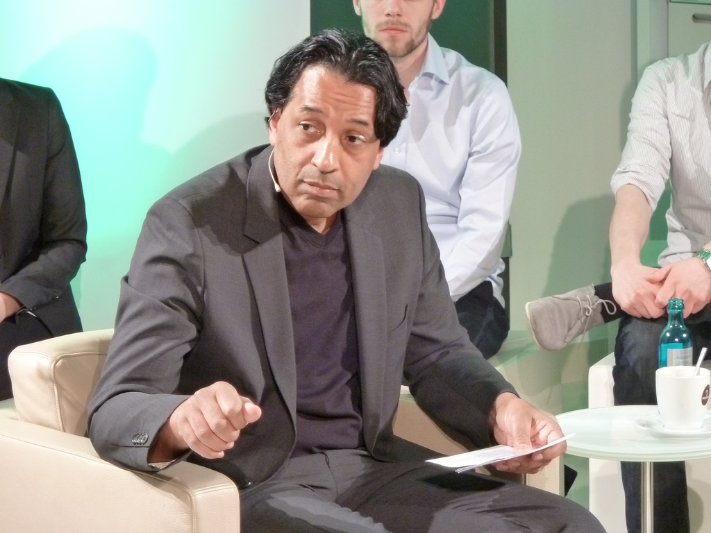 Cherno Jobatey bei der Moderation des UdL Digital Talks