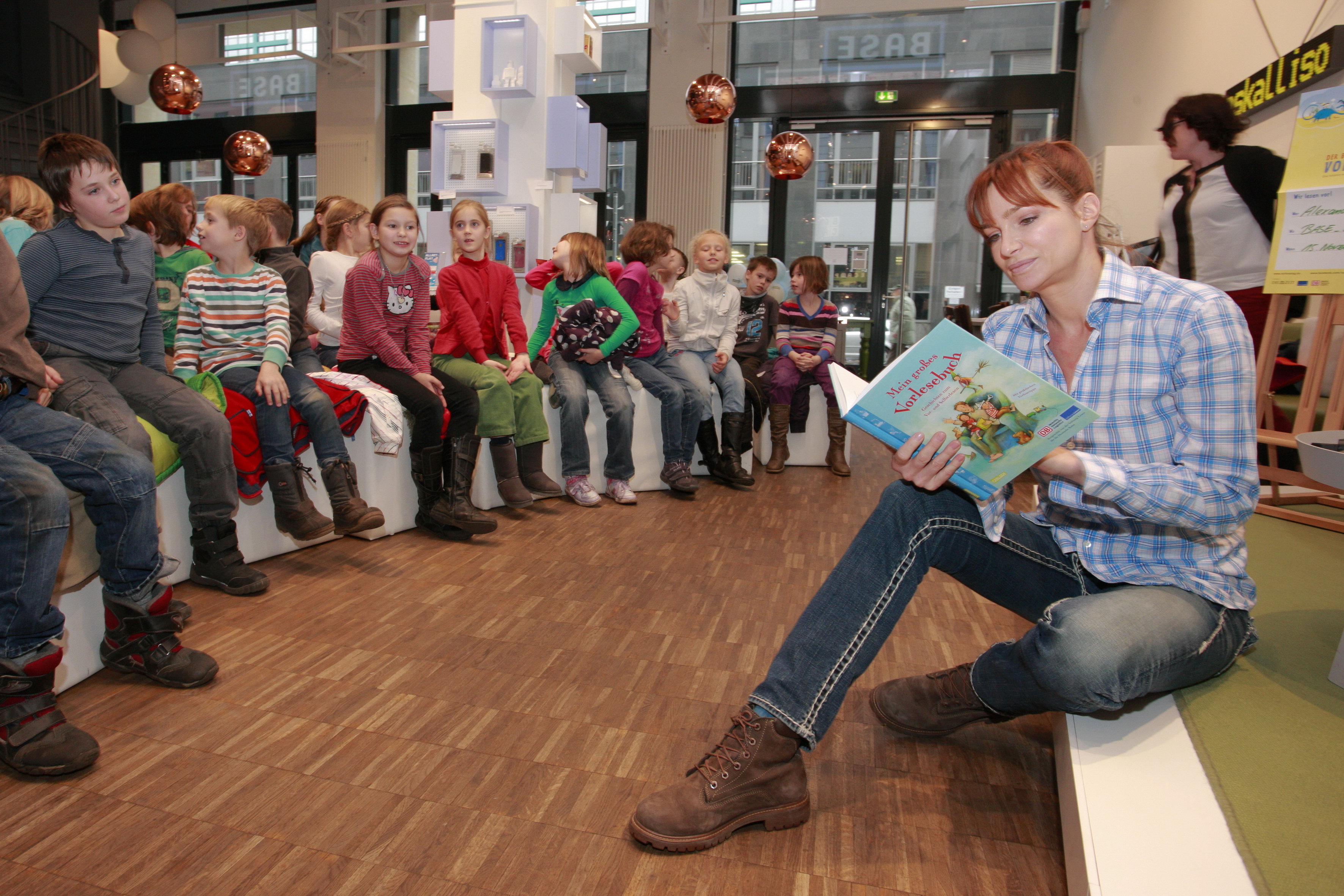 Vorlesen fördert: Alexander mit Berliner Schülern im BASE_camp