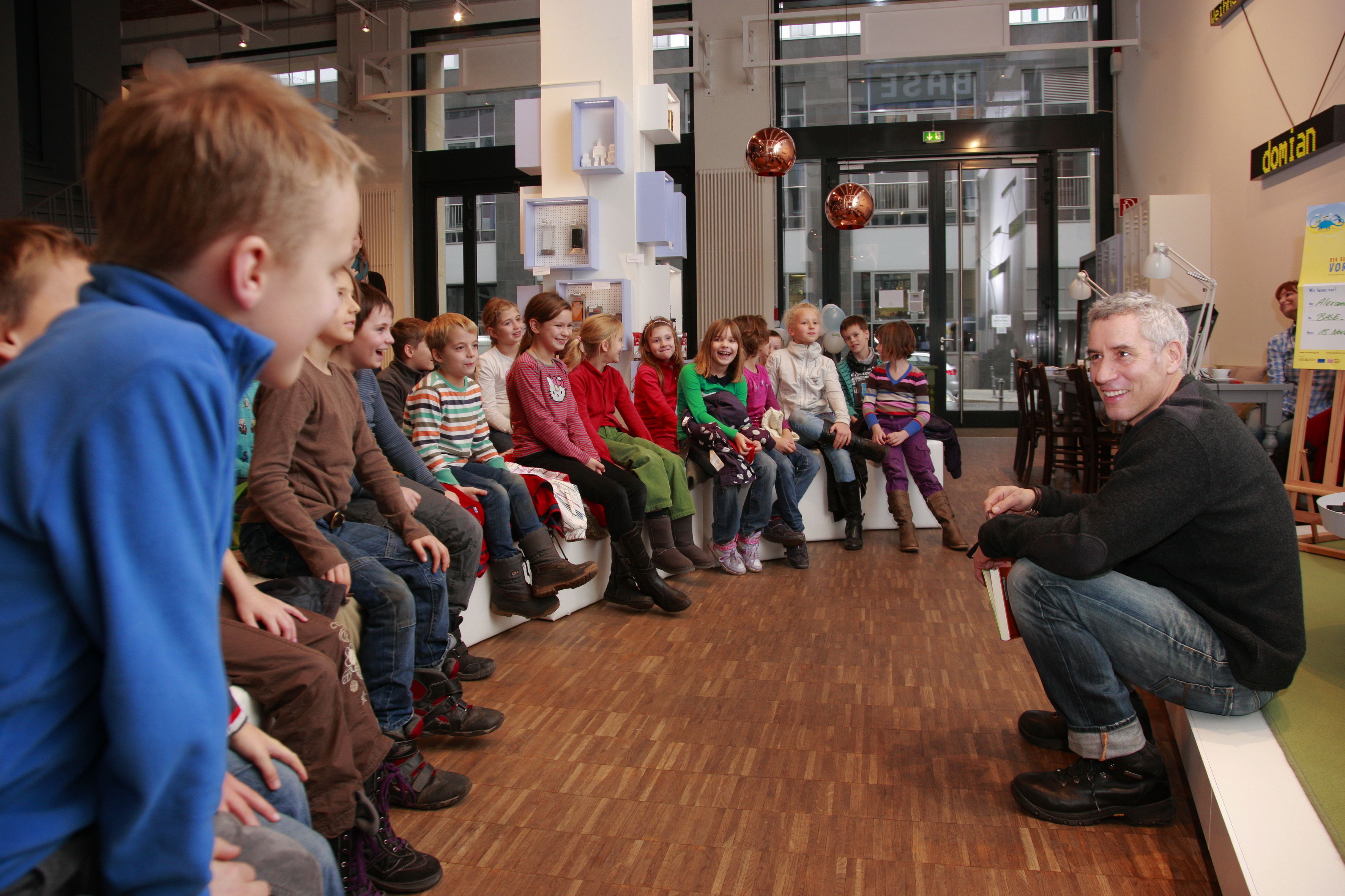 Bundesweiter Vorlesetag: Ralph Herforth mit Berliner Schülern im BASE_camp