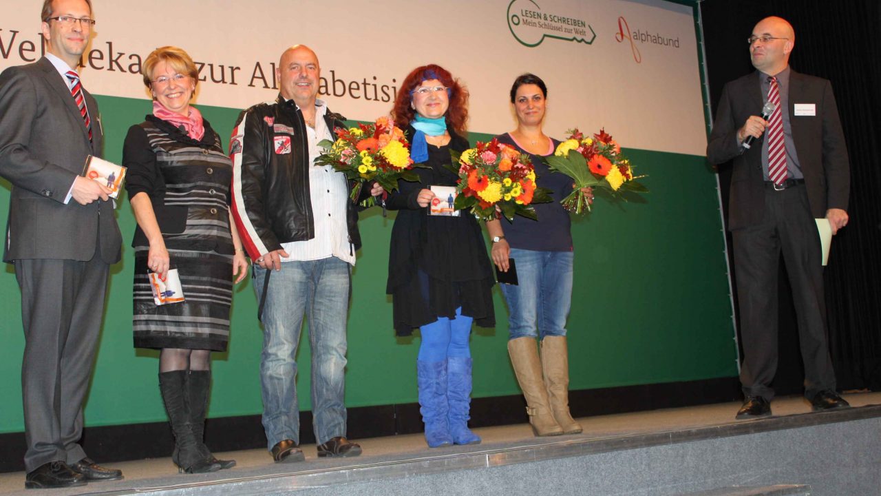 Harald Geywitz (li.) und die Gewinner des Schreibwettbewerbs