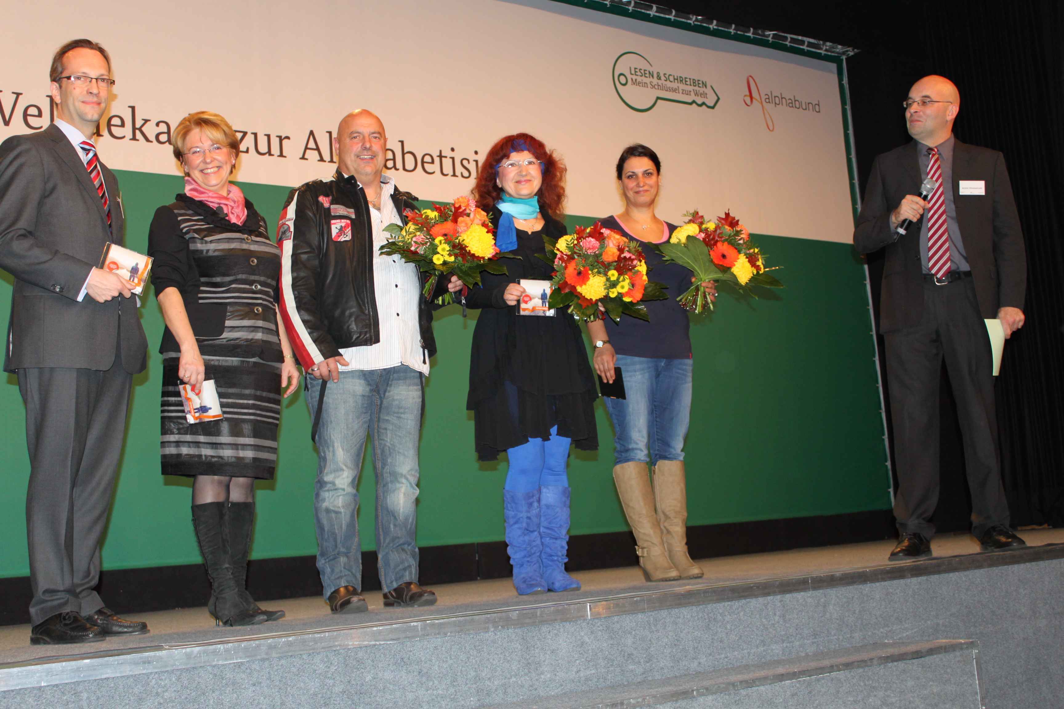 Harald Geywitz (li.) und die Gewinner des Schreibwettbewerbs