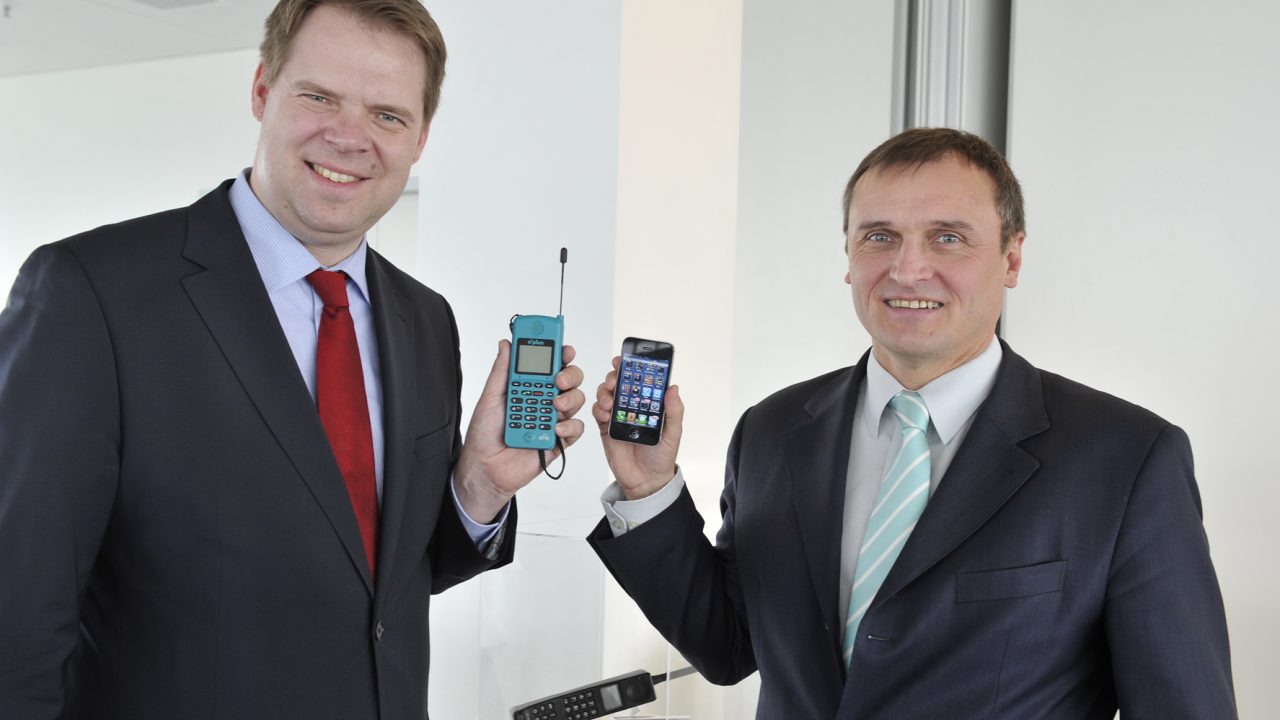 Burkhardt Müller-Sönksen (re.) und Mike Cosse (E-Plus) präsentieren die Entwicklung im Mobilfunk
