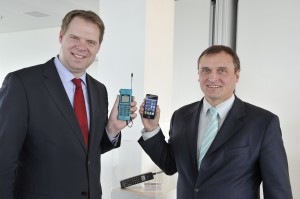 Hamburg Burkhardt Müller-Sönksen (re.) und Mike Cosse (E-Plus) präsentieren die Entwicklung im Mobilfunk