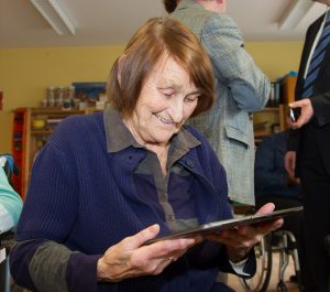 tablet-senioren-2 Die Freude über die ersten Erfolge ist sichtbar