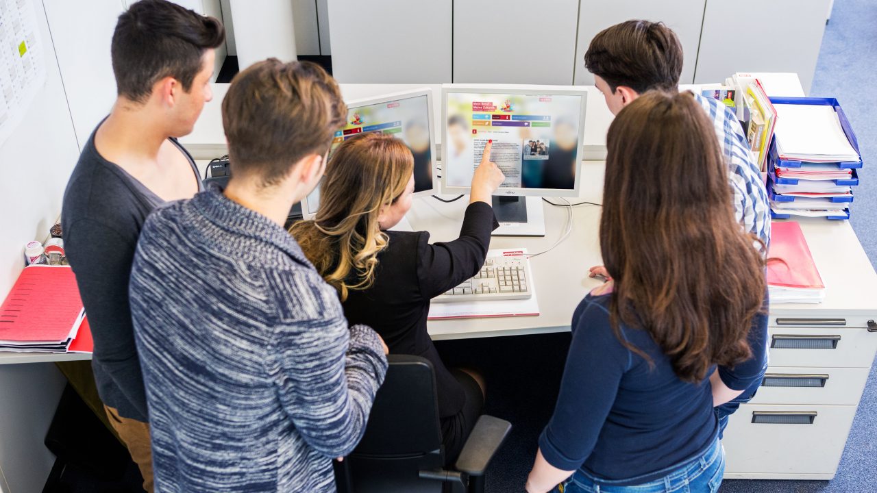 Jugendliche lernen im Job