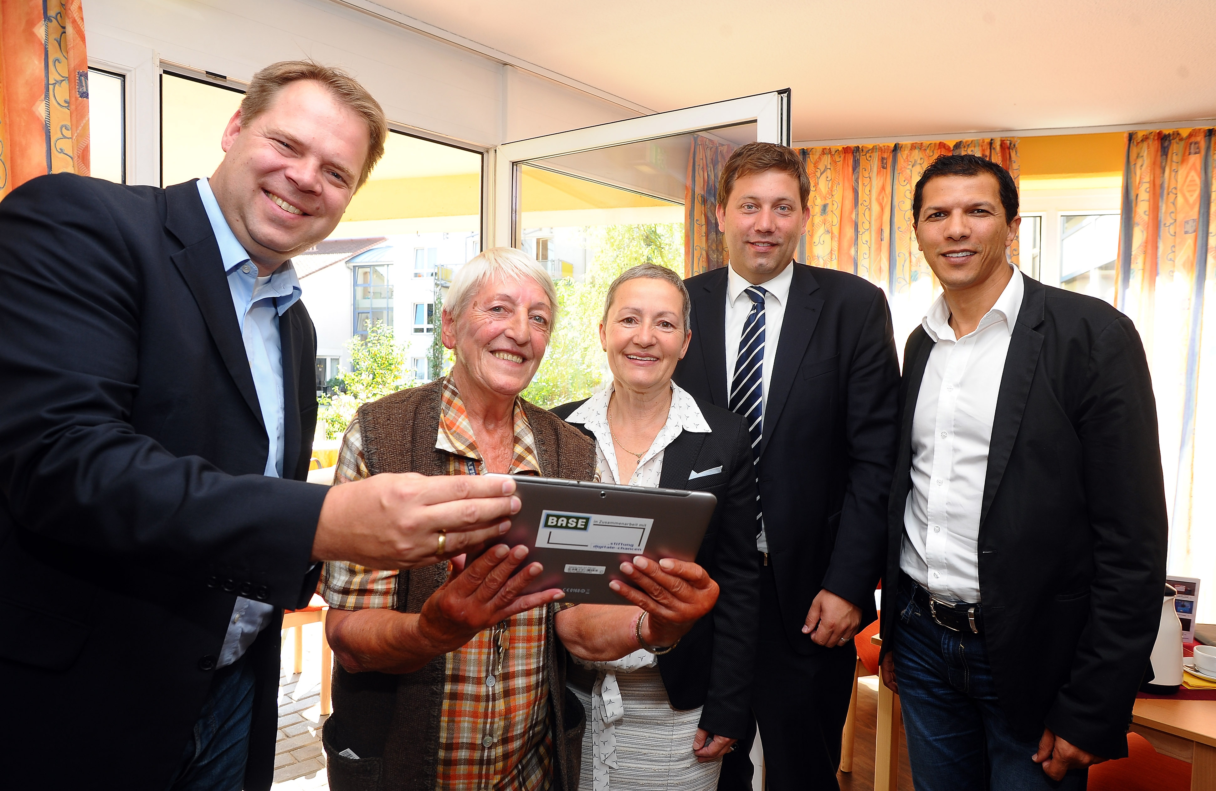 Lars Klingbeil (2. v. re.) führt gemeinsam mit E-Plus Senioren ans Netz.