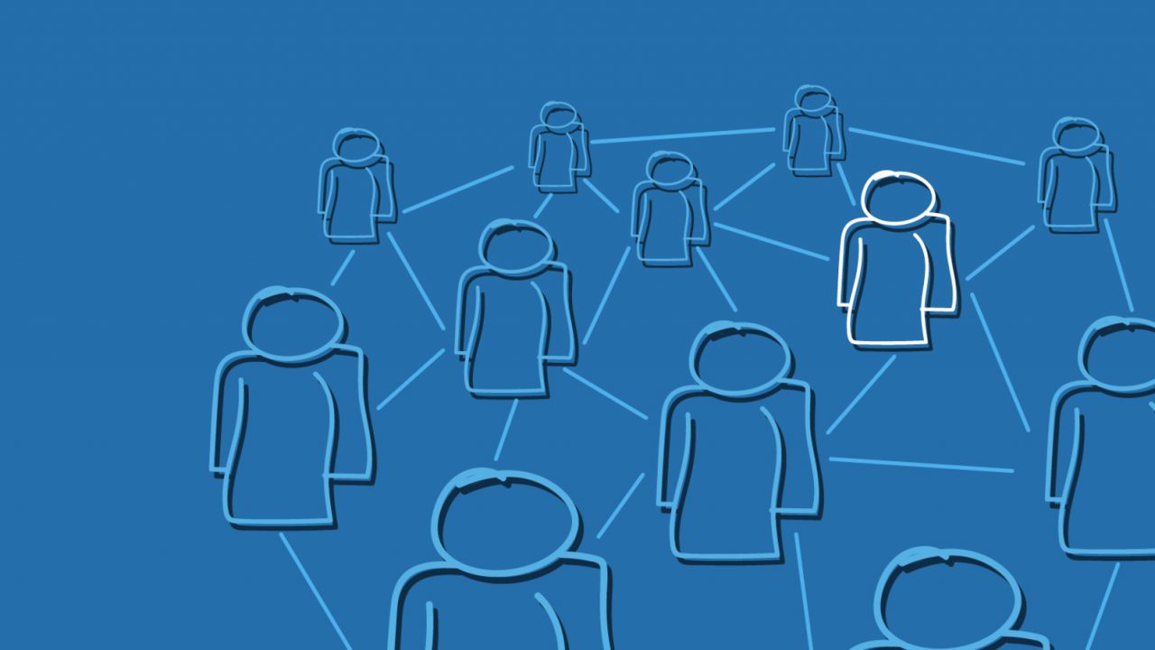 Gunnar Bender (re). von Facebook und Sachar Kriwoj von E-Plus weihen die Tafel im BASE_camp ein.