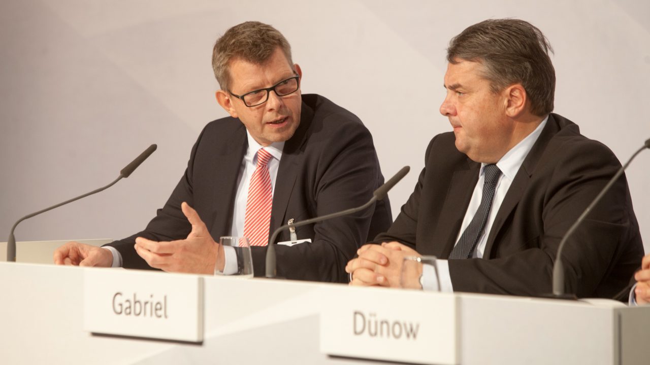 Thorsten Dirks, BITKOM Präsident und Telefónica CEO, und BM Sigmar Gabriel auf dem Nationalen IT-Gipfel, (c) BITKOM