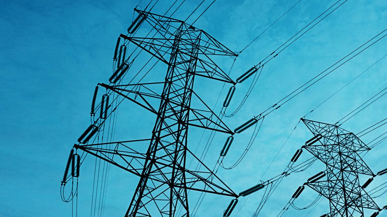 Oberlandleitungen Strommasten shutterstock 357065762