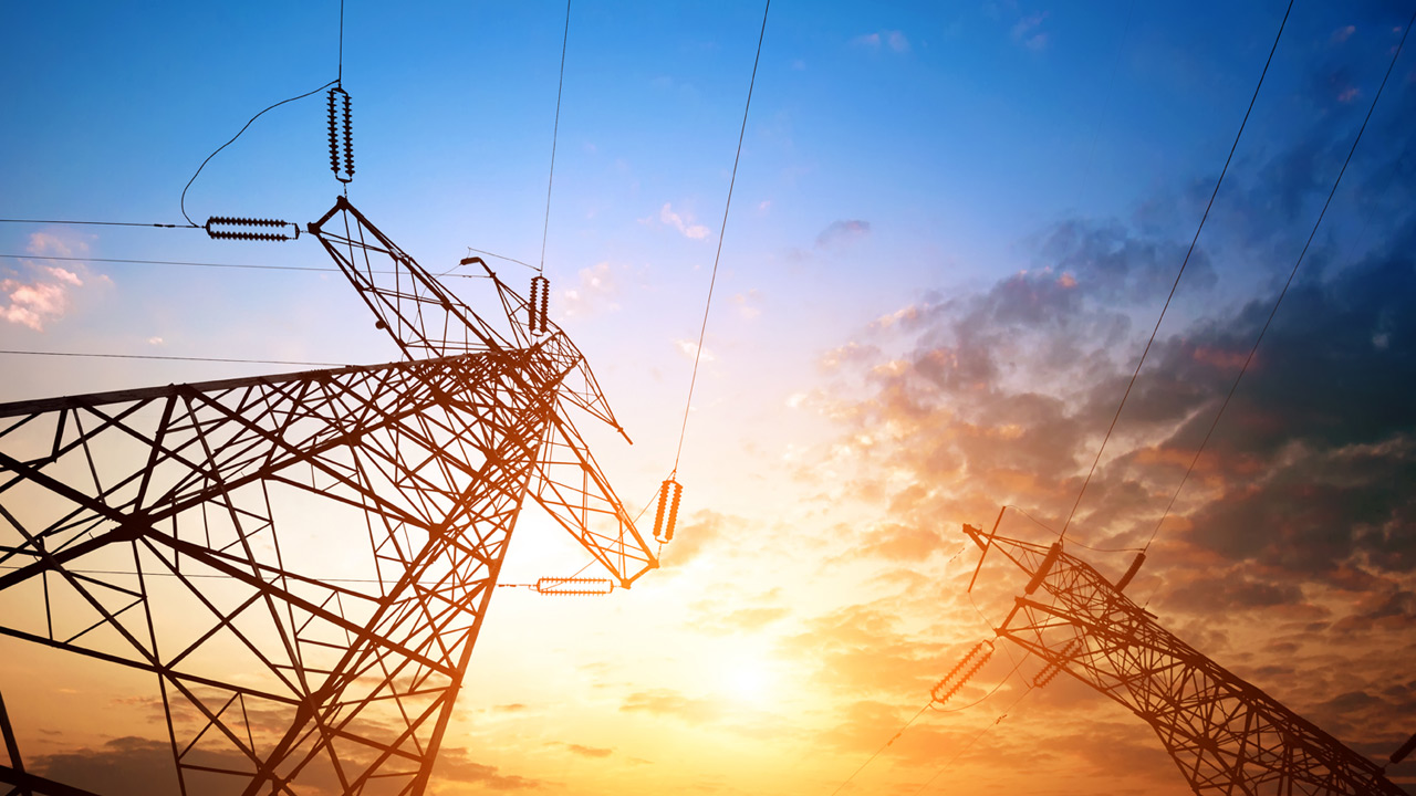 Strommasten Oberlandleitungen Shutterstock 100401259