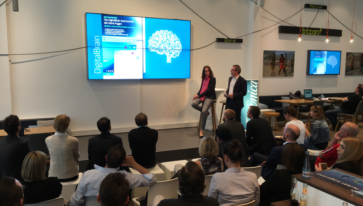 Esther Bage und Heinz Korten von Telefónica präsentieren das Digital Brain im Telefónica BASECAMP.