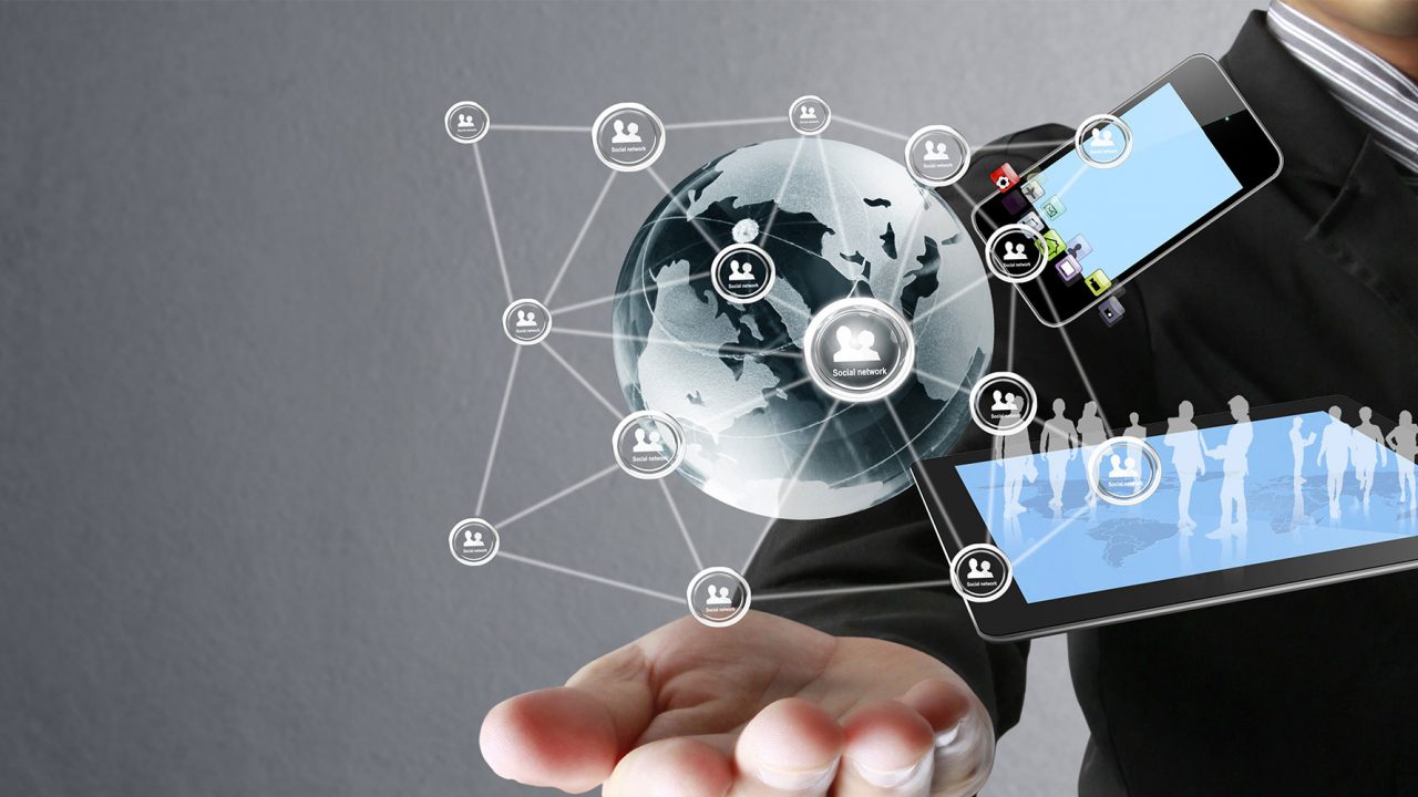 Mann Tablet Vernetzung shutterstock