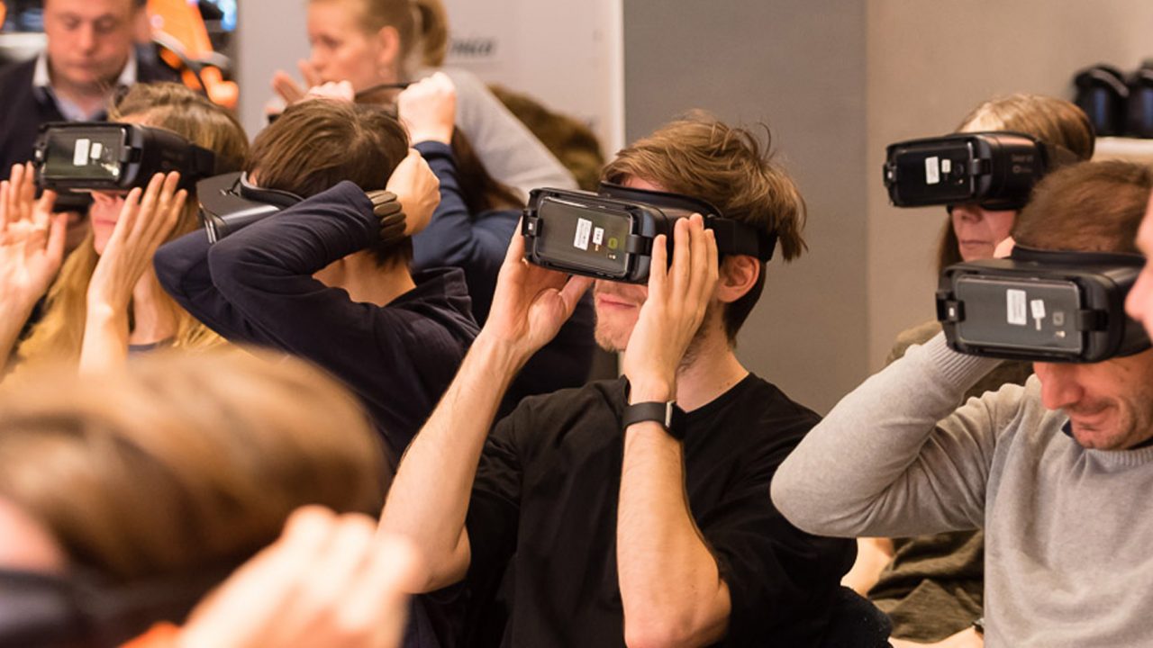 Virtual Reality - Mann mit VR-Brille BVDW Telefónica Basecamp