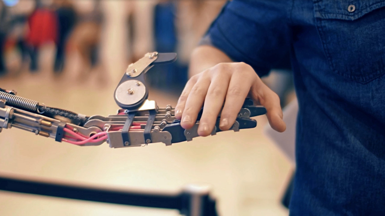 manifesto-teaserbild-roboter-hand-1280x720
