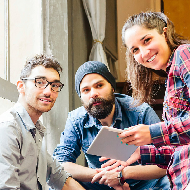 GettyImages-Fotograf-Tommaso-Tagliaferri-BrandIgnite-Three-friends-with-tablet-on-staircase-looking-at-camera-1280x720