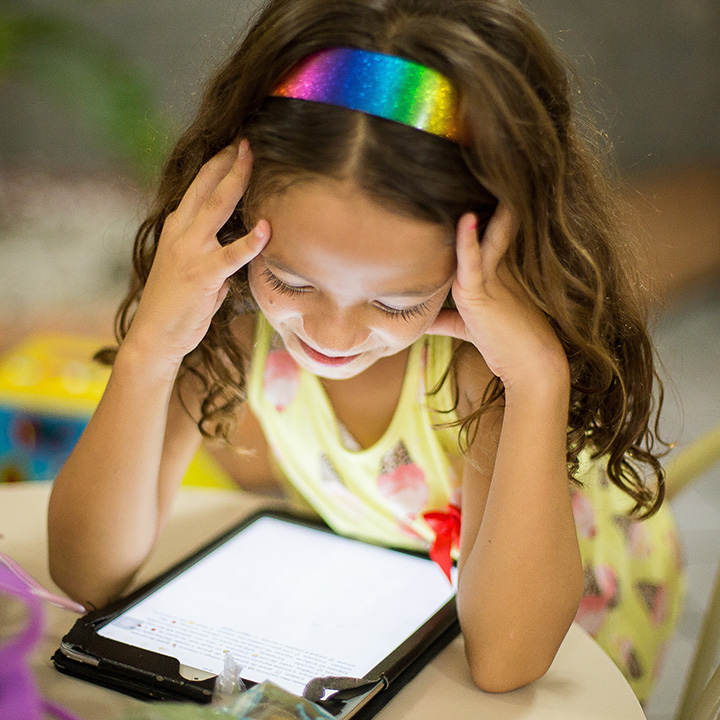 unsplash Patricia Prudente Kind ipad Tablet Quadrat