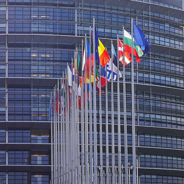 pixabay-hpgruesen-europaparlament-strassburg-flaggen-1274765-1280x720