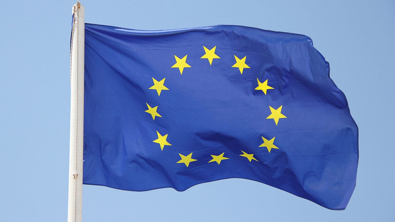 pixabay-GregMontani-eu-europa-flaggen-fahne-1395916-1500x984