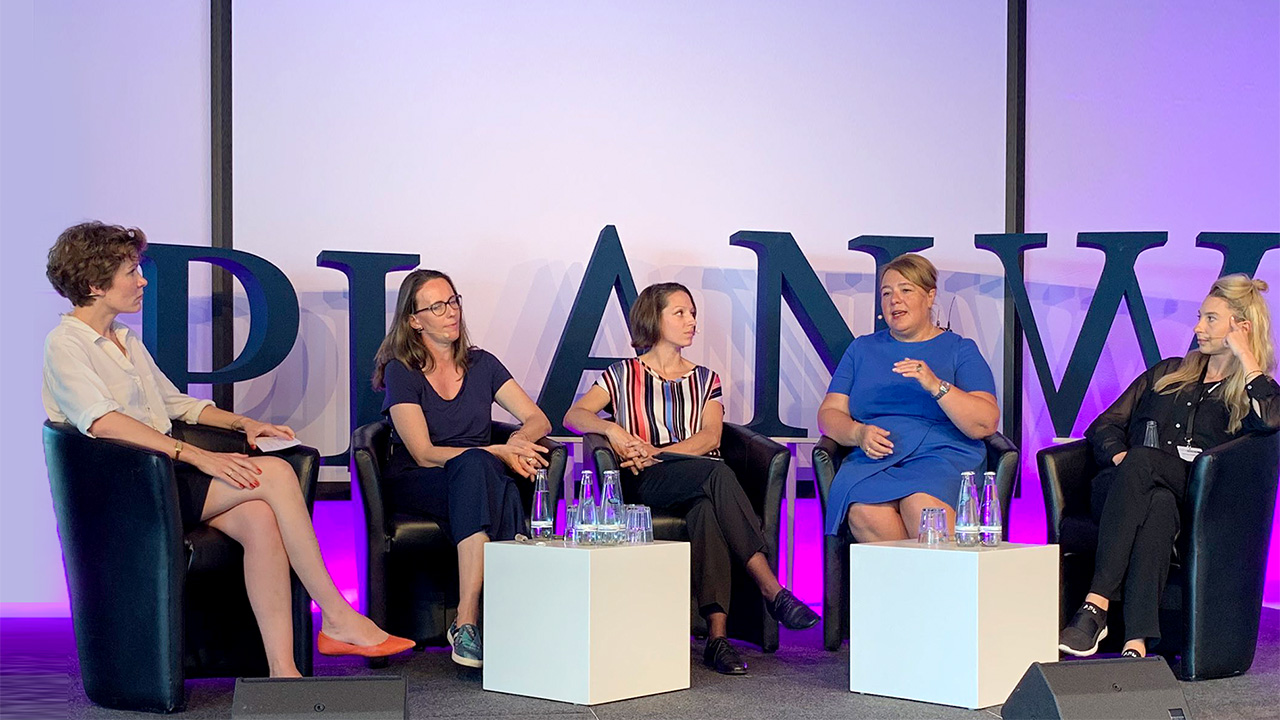 Valentina Daiber (2. v. r.) berichtet über den Einsatz von KI. | Foto: Telefónica Deutschland