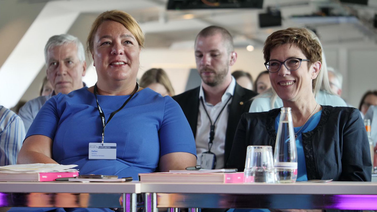 Valentina Daiber und Annegret Kramp-Karrenbauer. | Foto: Telefónica Deutschland