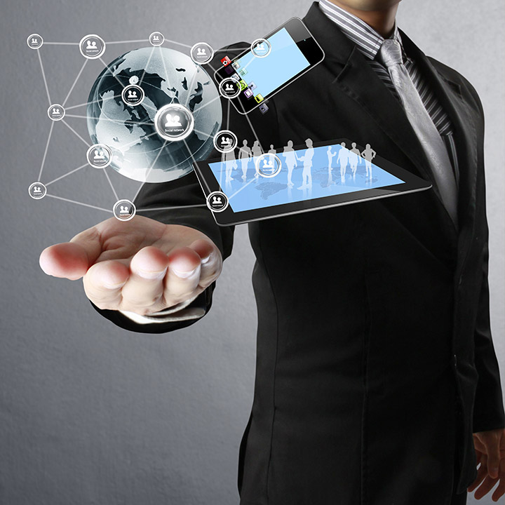 Mann Tablet Vernetzung shutterstock