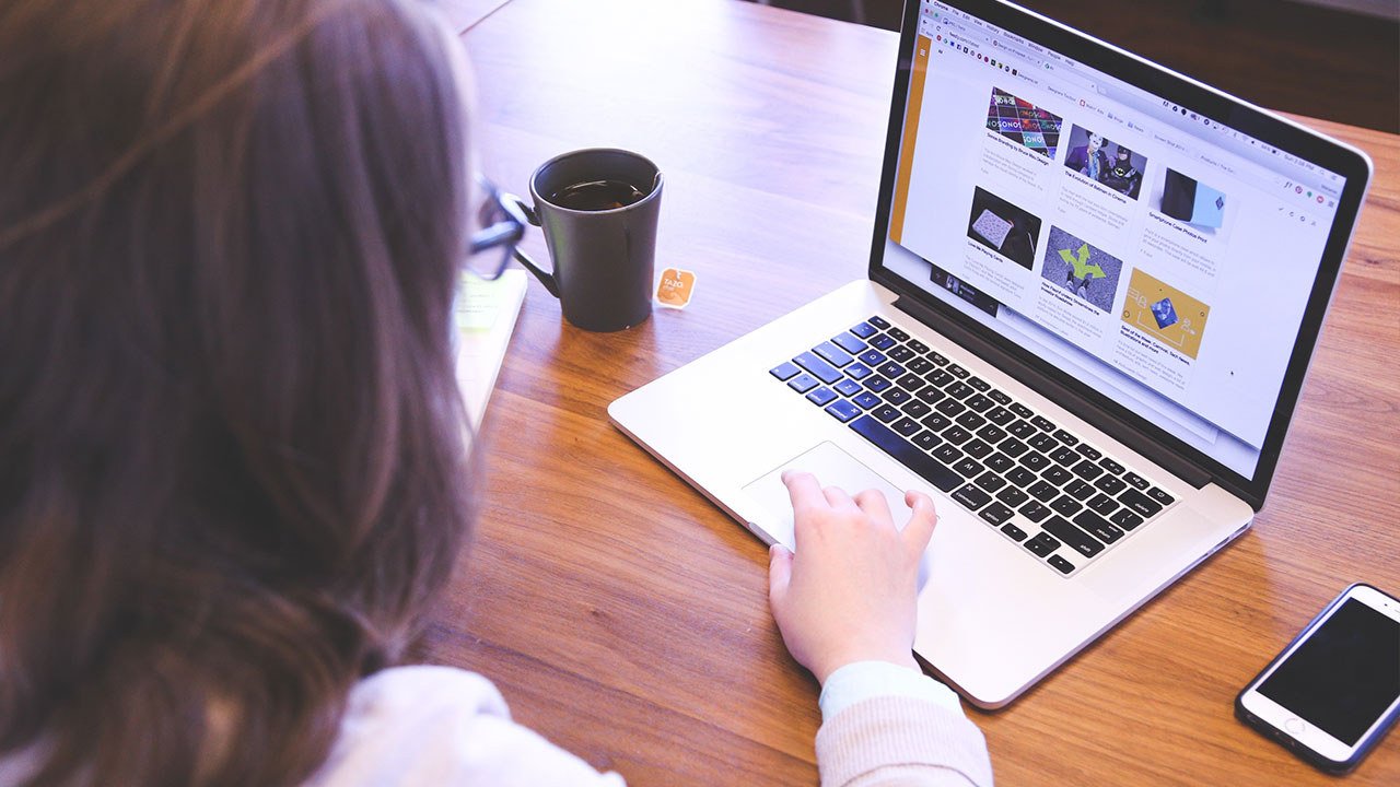 Pixabay-StartupStockPhotos-849821-Frau-Homeoffice-Laptop-1280x720