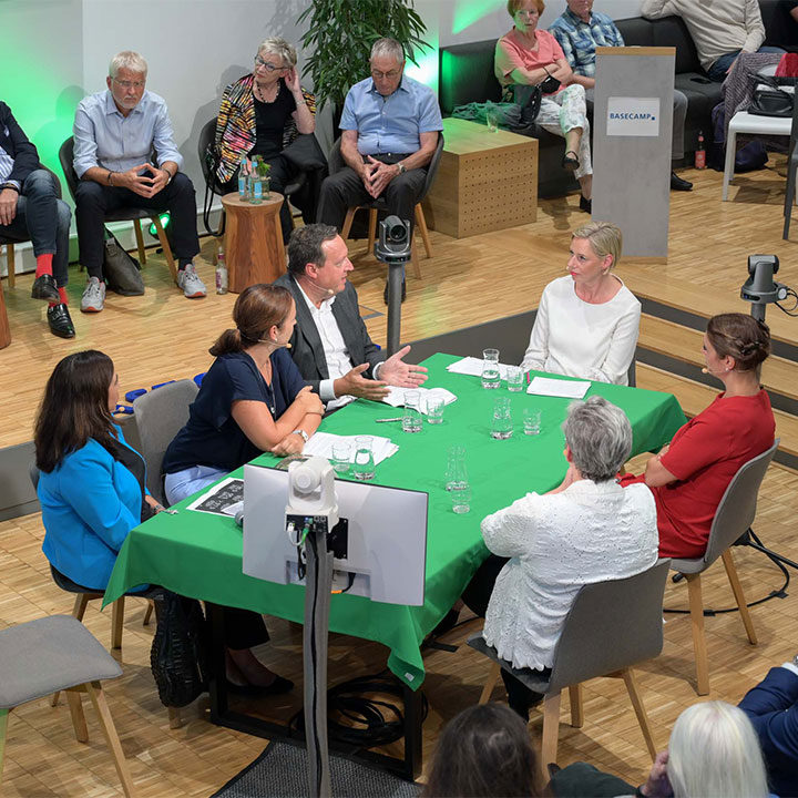 Philippe Gröschel, Director Government Relations bei Telefónica Deutschland, Konstantina Kanellopoulos, Co-CEO Deutsche Wohnen SE, Aygül Özkan, Geschäftsführerin bei ZIA Zentraler Immobilien Ausschuss e.V., Klara Geywitz, Bundesministerin für Wohnen, Stadtentwicklung und Bauwesen, Markus Haas, CEO Telefónica Deutschland, Sarah Schlesinger, CEO blackprintpartners GmbH, Hartwig von Saß, Projektleiter Real Estate Arena, Deutsche Messe AG und Miriam Beul, Moderation und Inhaberin der MIRIAM BEUL – Netzwerkagentur für urbane Kommunikation bei BASECAMP FishBowl am 05.09.2022 | Foto: Henrik Andree
