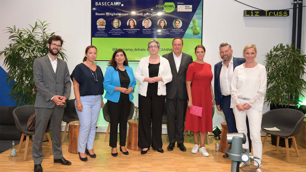 Philippe Gröschel, Director Government Relations bei Telefónica Deutschland, Konstantina Kanellopoulos, Co-CEO Deutsche Wohnen SE, Aygül Özkan, Geschäftsführerin bei ZIA Zentraler Immobilien Ausschuss e.V., Klara Geywitz, Bundesministerin für Wohnen, Stadtentwicklung und Bauwesen, Markus Haas, CEO Telefónica Deutschland, Sarah Schlesinger, CEO blackprintpartners GmbH, Hartwig von Saß, Projektleiter Real Estate Arena, Deutsche Messe AG und Miriam Beul, Moderation und Inhaberin der MIRIAM BEUL – Netzwerkagentur für urbane Kommunikation bei BASECAMP FishBowl am 05.09.2022 | Foto: Henrik Andree