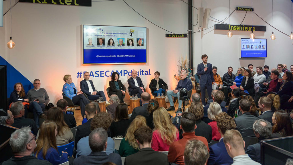 Franziska Giffey, Berlins Regierende Bürgermeisterin, Landesvorsitzende der SPD Berlin und für den Wahlkreis Rudow in Neukölln Mitglied des Berliner Abgeordnetenhauses, Sebastian Czaja, Vorsitzender der FDP-Fraktion im Abgeordnetenhaus von Berlin und stellvertretender Landesvorsitzender der FDP Berlin, Bettina Jarasch, BÜNDNIS 90/DIE GRÜNEN Bürgermeisterin des Landes Berlin, Senatorin für Umwelt, Mobilität, Verbraucher- und Klimaschutz des Landes Berlin, Kai Wegner, Parteivorsitzender, CDU Berlin, Anne Helm, DIE LINKE, Fraktionsvorsitzende im Abgeordnetenhaus Berlin, Sascha Lobo, Moderation und "Autor. Vortragsredner. Internet.", und Philippe Gröschel, Director Government Relations bei o2 Telefónica bei BASECAMP_Debate am 03.02.2023 | Foto: Henrik Andree