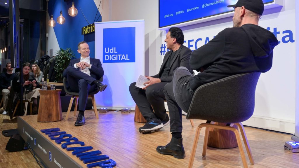 Dr. Volker Wissing, Bundesminister für Digitales und Verkehr, Cherno Jobatey, Journalist und Moderation, und Constantin Schwaab, Gründer und CEO von Wirelane GmbH beim UdL Digital Talk am 01.03.2023 | Foto: Henrik Andree