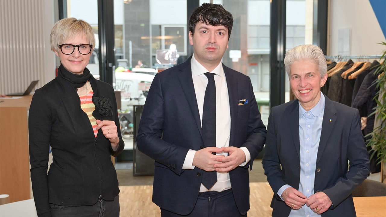 Nicole Nehaus-Laug, Moderation und Senior Manager Public Relations bei Telefónica Deutschland, Sven Weizenegger, Leiter Cyber Innovation Hub der Bundeswehr, und Dr. Marie-Agnes Strack-Zimmermann, MdB FDP, Vorsitzende des Verteidigungsausschusses des Deutschen Bundestages bei BASECAMP Nachgefragt! am 20.04.2023 | Foto: Henrik Andree