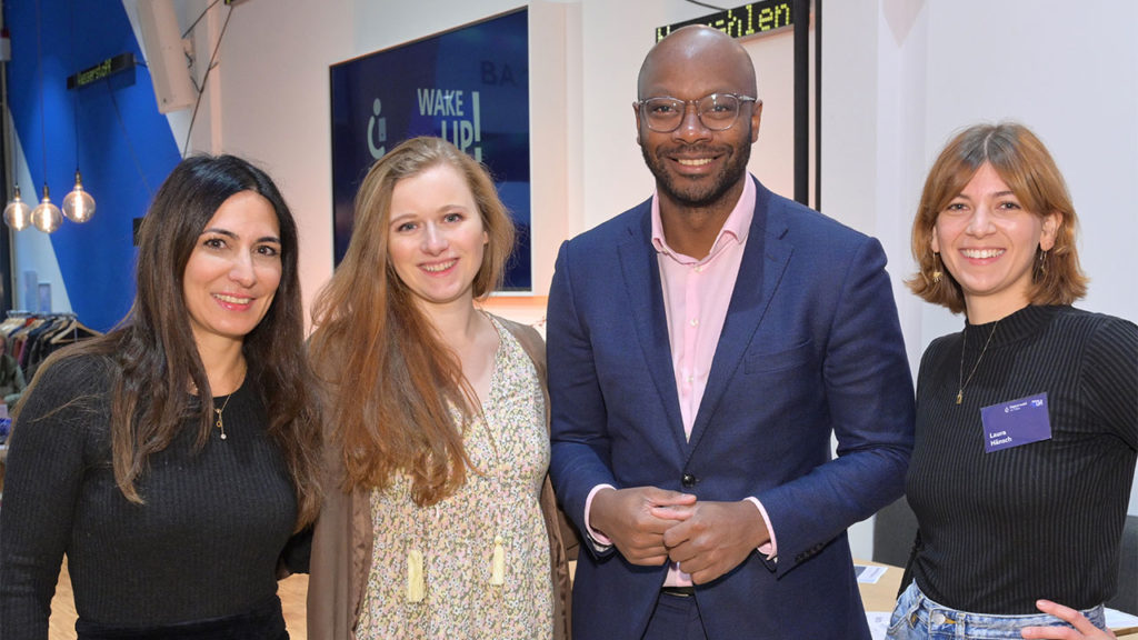 Deniz Taskiran, Corporate Responsibility Manager bei o2 Telefónica, Anna Albrecht, Moderation & Reporterin beim NDR für die tagesschau und extra3, Armand Zorn, MdB für die SPD, und Laura Hänsch, Mitglied des geschäftsführenden Lenkungskreises, Projektleitung der Stiftung Digitale Chancen, in der BASECAMP Themenwoche am 17.10.2023 | Foto: Henrik Andree