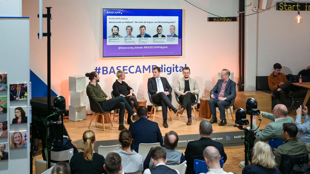 Tobias Bacherle MdB, Obmann Ausschuss für Digitales, Bündnis 90/ Die Grünen, Johannes Schätzl, MdB SPD, Mitglied im Ausschuss für Digitales, Nadine Schön MdB, Stellvertretende Fraktionsvorsitzende CDU/ CSU, Maximilian Funke-Kaiser, MdB, digitalpolitischer Sprecher der FDP-Bundestagsfraktion und Harald Geywitz, Moderation und Repräsentant Berlin bei o2 Telefónica bei BASECAMP_Debate am 20.02.2024 | Foto: Henrik Andree