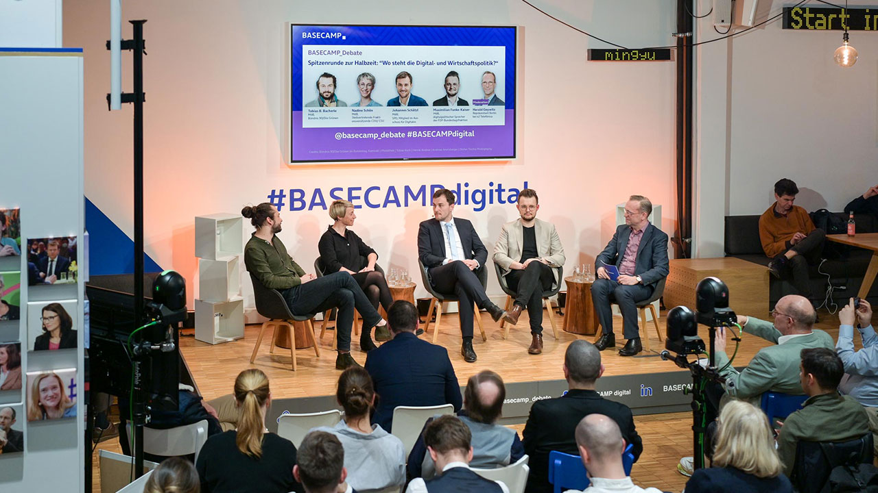 Tobias Bacherle MdB, Obmann Ausschuss für Digitales, Bündnis 90/ Die Grünen, Johannes Schätzl, MdB SPD, Mitglied im Ausschuss für Digitales, Nadine Schön MdB, Stellvertretende Fraktionsvorsitzende CDU/ CSU, Maximilian Funke-Kaiser, MdB, digitalpolitischer Sprecher der FDP-Bundestagsfraktion und Harald Geywitz, Moderation und Repräsentant Berlin bei o2 Telefónica bei BASECAMP_Debate am 20.02.2024 | Foto: Henrik Andree