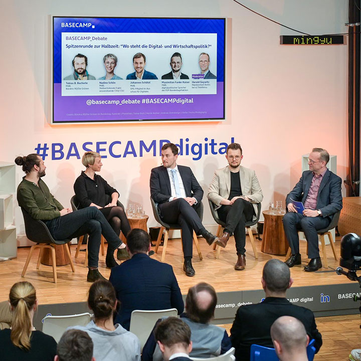 Tobias Bacherle MdB, Obmann Ausschuss für Digitales, Bündnis 90/ Die Grünen, Johannes Schätzl, MdB SPD, Mitglied im Ausschuss für Digitales, Nadine Schön MdB, Stellvertretende Fraktionsvorsitzende CDU/ CSU, Maximilian Funke-Kaiser, MdB, digitalpolitischer Sprecher der FDP-Bundestagsfraktion und Harald Geywitz, Moderation und Repräsentant Berlin bei o2 Telefónica bei BASECAMP_Debate am 20.02.2024 | Foto: Henrik Andree