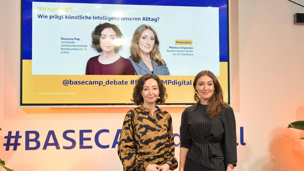 Ramona Pop, Vorständin Verbraucherzentrale Bundesverband e. V. (vzbv) und Marina Grigorian, Moderation und Repräsentantin Berlin bei o2 Telefónica bei BASECAMP Nachgefragt! am 14.03.2024 | Foto: Henrik Andree
