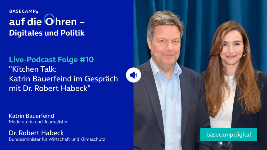 Live-Podcast Folge 10 „Kitchen Talk: Moderatorin und Journalistin Katrin Bauerfeind im Gespräch mit Dr. Robert Habeck, Bundesminister für Wirtschaft und Klimaschutz“ auf YouTube anhören.