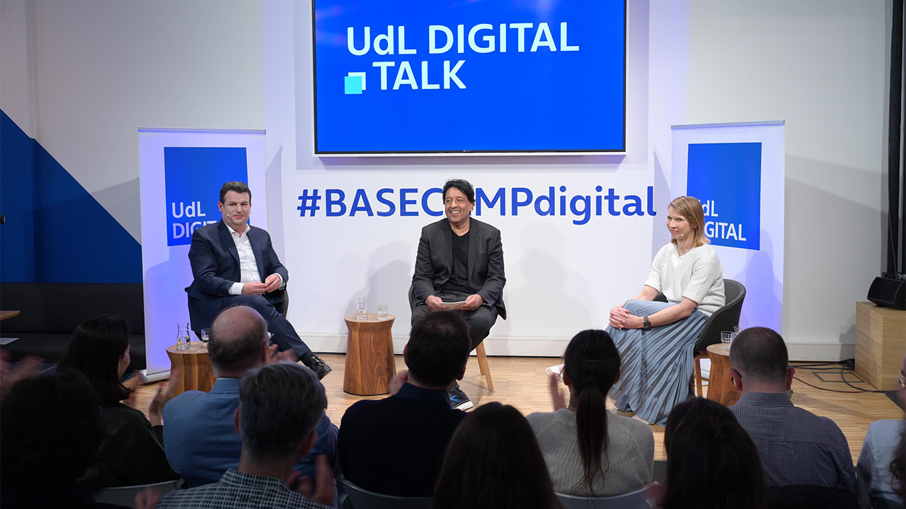 Hubertus Heil, Bundesminister für Arbeit und Soziales, Cherno Jobatey, Journalist und Moderation, und Anja Hendel, Managing Director bei diconium, beim UdL Digital Talk am 11.04.2025 | Foto: Henrik Andree